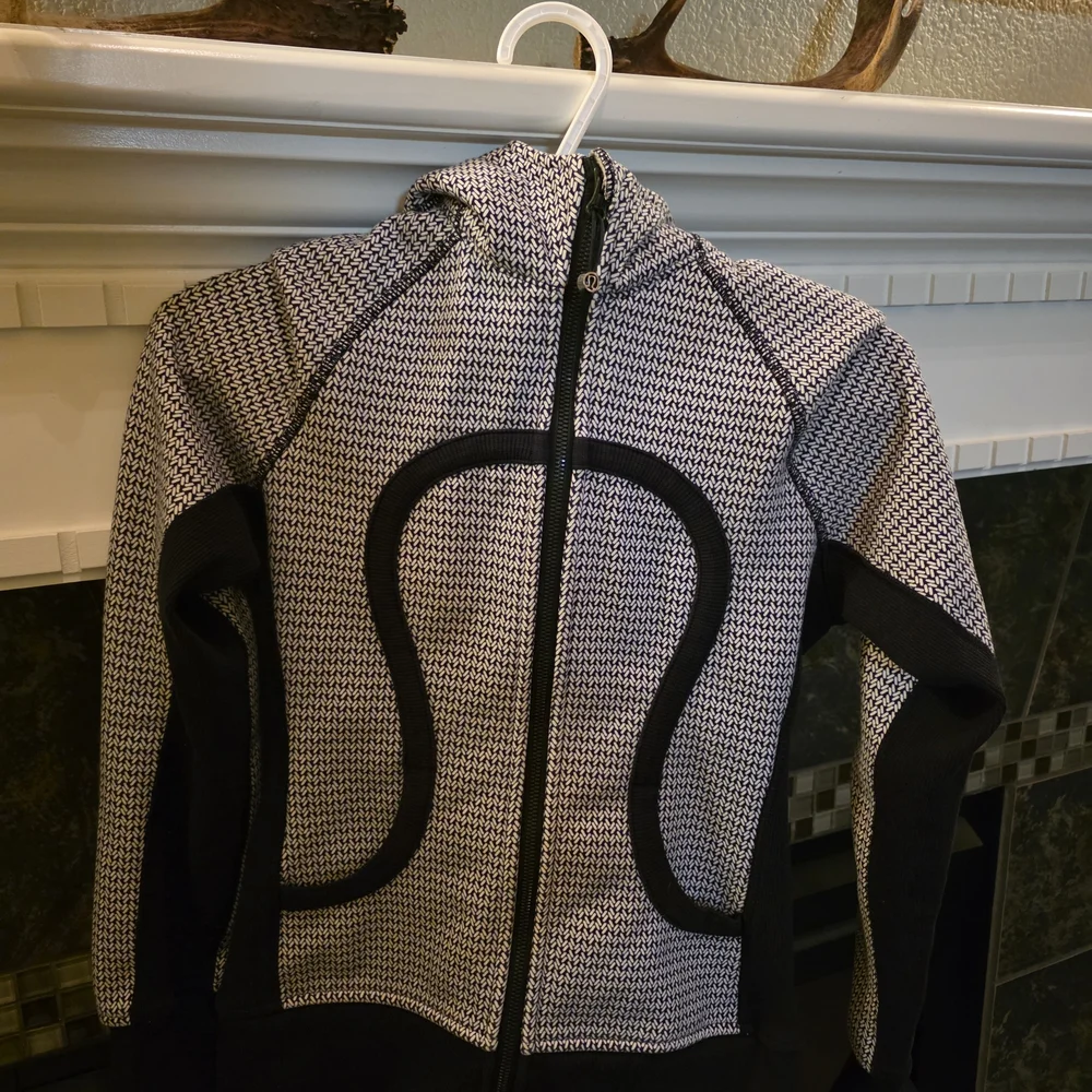 Lululemon Athletica Black and Cream Knit Fabric - Picture 1 of 8
